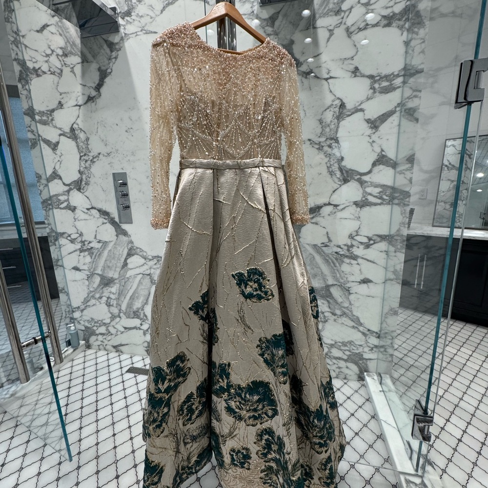 Mac Duggal Ivory and Teal Floral Ball Gown Dress

Tailored to fit - Picture 6 of 17